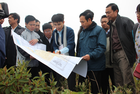 Phó Chủ tịch UBND tỉnh Đặng Huy Hậu khảo sát địa điểm xây dựng Nhà máy Nhiệt điện Quảng Ninh 3